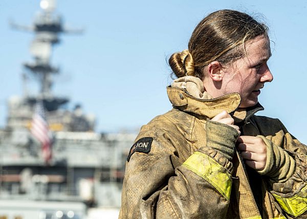 File:USS Bonhomme Richard (LHD 6) Sailors Visit San Diego Padres