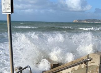 King tides offer glimpse of future sea-level rise King tide at Stan's Beach