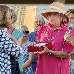 Kelly-Purvis-receives-the-Spreckels-award-from-Jane-Braun-and-Susan-Keith